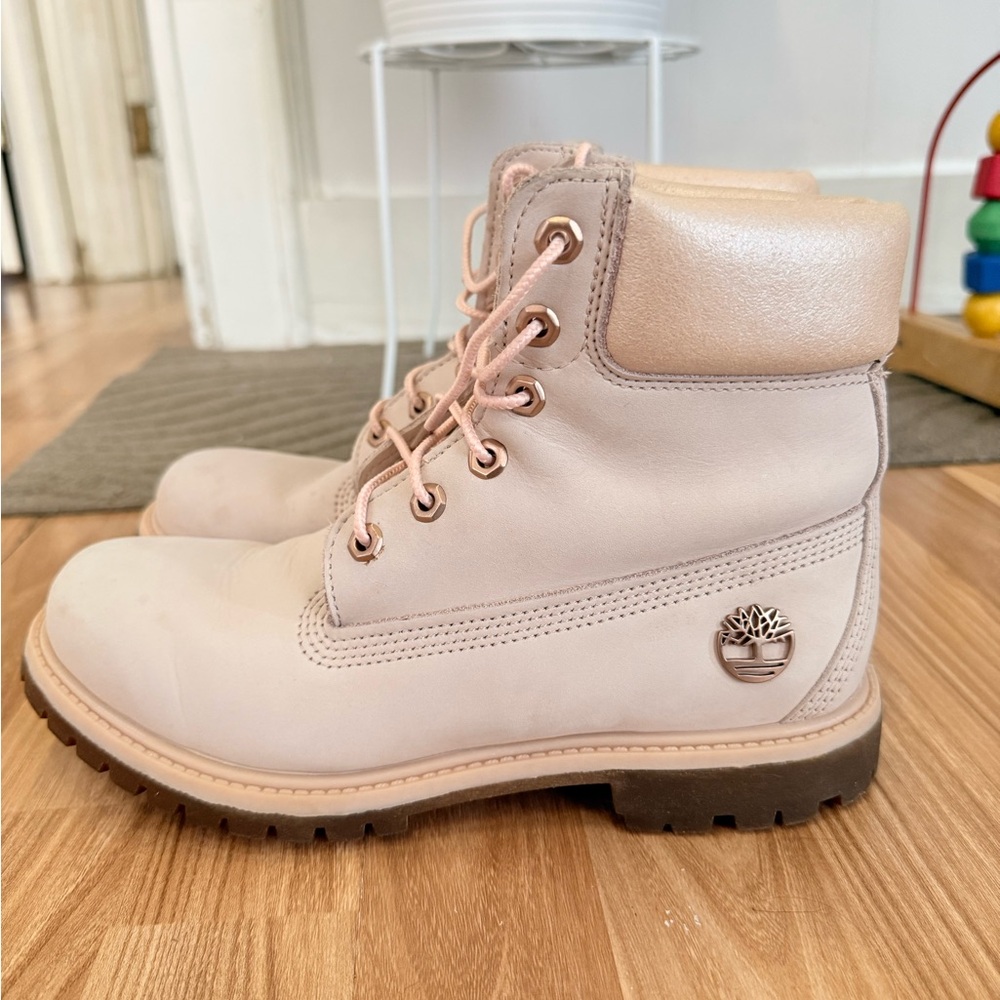 Timberland Blush Leather Ankle Boots
Women 8
